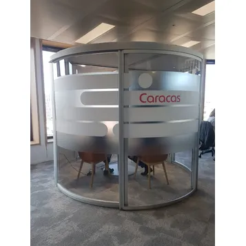 Cabine acoustique avec vitrophanie pour opacifier le verre.